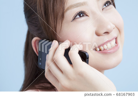 A woman who calls with a smile A woman who calls with a smile 68167903