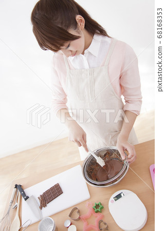 A woman making sweets 68168353