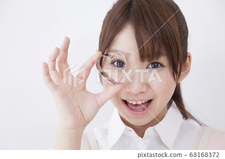 女人做手工糖果 68168372