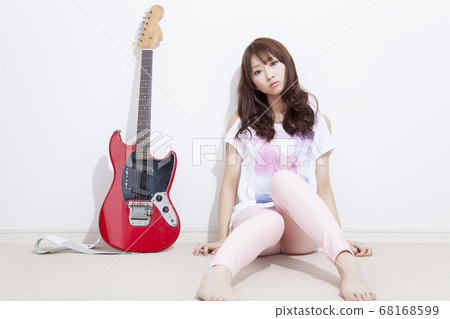 Guitar and ladies 68168599