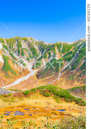 A magnificent view of Murodo in autumn with beautiful autumn colors [Toyama Prefecture] 68169129