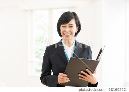 一名穿西裝指導工廠的中年婦女 68169232