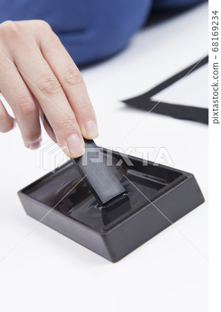 The hand of a woman who polishes ink The hand of a woman who polishes ink 68169234