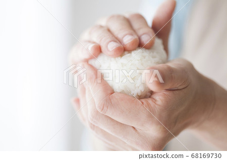 持有飯糰的家庭主婦 68169730