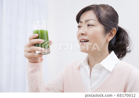 中間女人喝綠汁 中間女人喝綠汁 68170012