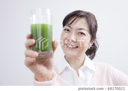 中間女人喝綠汁 中間女人喝綠汁 68170021