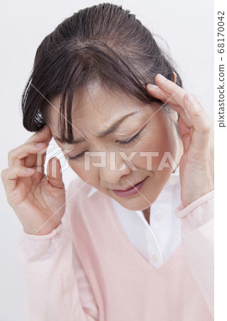 頭痛的中年婦女 頭痛的中年婦女 68170042