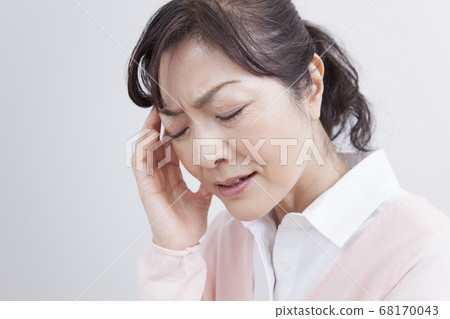 頭痛的中年婦女 頭痛的中年婦女 68170043