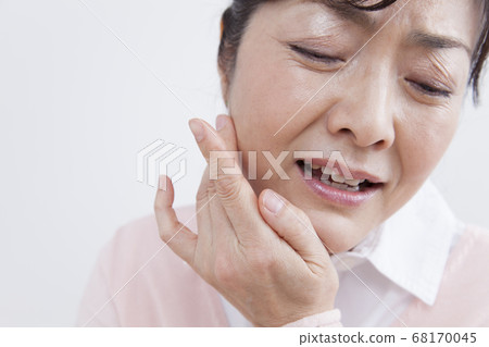 蛀牙的中年女人 68170045