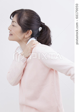 Stiff shoulders 68170050