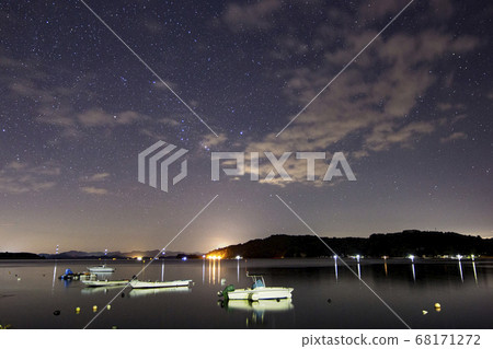 瀨戶內漁港的獵戶座座位在天空中升起 68171272