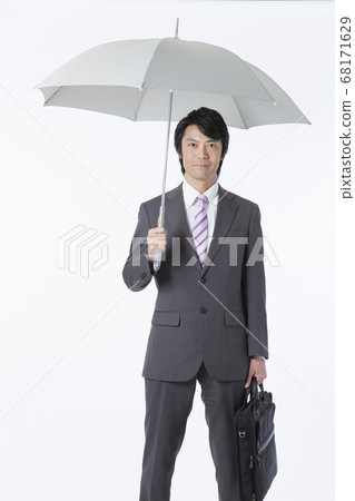商人打著傘 68171629