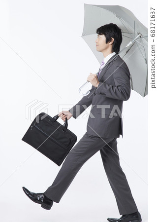商人打著傘 68171637