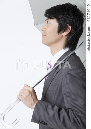 商人打著傘 68171640