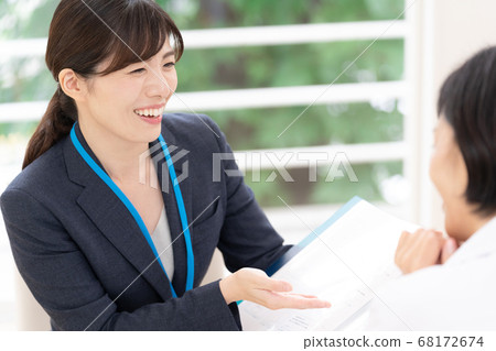 MR woman providing information to doctors MR woman providing information to doctors 68172674