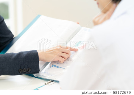 MR woman providing information to doctors 68172679
