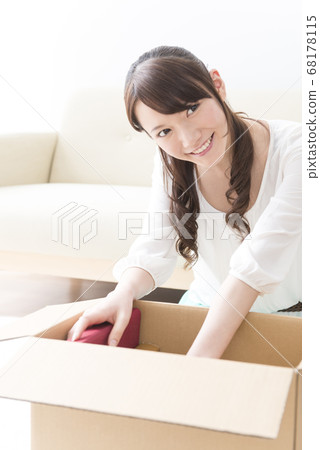 A woman who packs A woman who packs 68178115