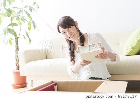 A woman who packs A woman who packs 68178117