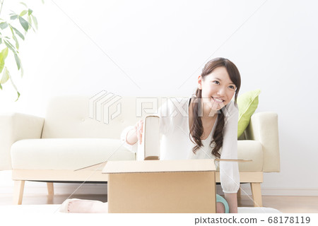 A woman who packs A woman who packs 68178119