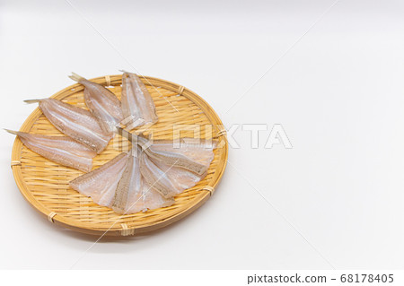 漏勺中排列的吻打開,沙丁魚乾過夜 漏勺中排列的吻打開,沙丁魚乾過夜 68178405