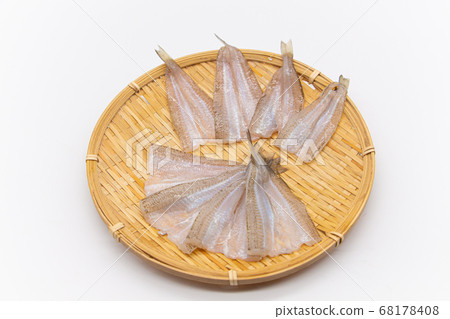 漏勺中排列的吻打開，沙丁魚乾過夜 68178408