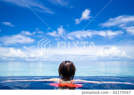 從無邊泳池3盯著馬爾代夫海上泳裝的女人 從無邊泳池3盯著馬爾代夫海上泳裝的女人 68179567