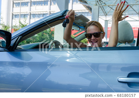 Woman driving a car 68180157
