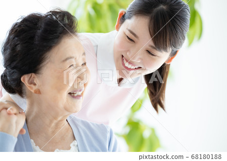 護理圖像高級婦女和照顧者的肖像 護理圖像高級婦女和照顧者的肖像 68180188