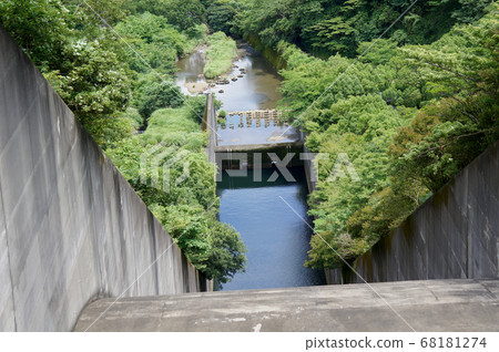 Overlooking the dam Overlooking the dam 68181274