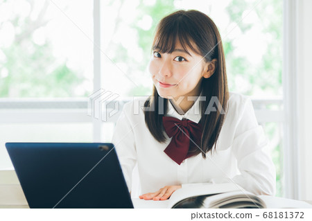 高中生在平板電腦上在線課程 高中生在平板電腦上在線課程 68181372
