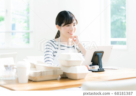 Woman in the food and drink industry preparing to take out Woman in the food and drink industry preparing to take out 68181387