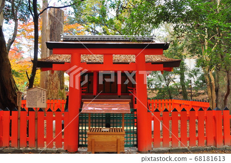 奈良奈良公園鳥居,水穀神社的神社和黃葉 奈良奈良公園鳥居,水穀神社的神社和黃葉 68181613