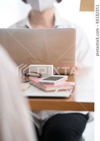 通過亞克力分割，蒙面婦女，感染控制，社會距離 68182851