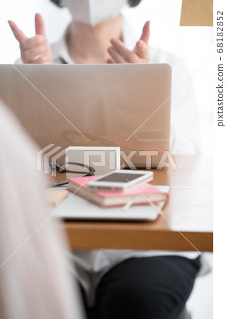 通過亞克力分割,蒙面婦女,感染控制,社會距離 通過亞克力分割,蒙面婦女,感染控制,社會距離 68182852