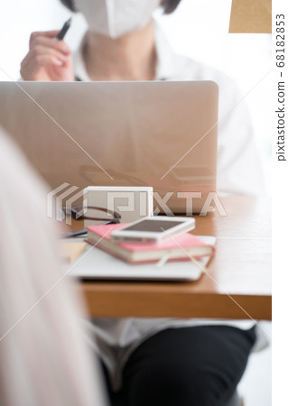 通過亞克力分割,蒙面婦女,感染控制,社會距離 通過亞克力分割,蒙面婦女,感染控制,社會距離 68182853