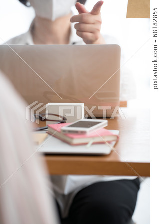 通過亞克力分割,蒙面婦女,感染控制,社會距離 通過亞克力分割,蒙面婦女,感染控制,社會距離 68182855