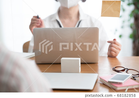 通過亞克力分割,蒙面婦女,感染控制,社會距離 通過亞克力分割,蒙面婦女,感染控制,社會距離 68182858