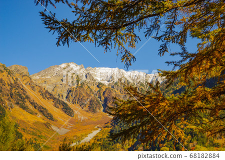 Kamikochi, the peak of autumn colors [Nagano Prefecture] 68182884