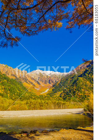 Kamikochi, the peak of autumn colors [Nagano Prefecture] 68183055