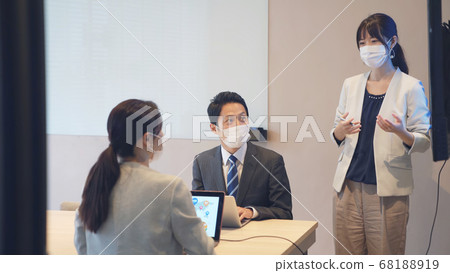 People who wear masks and have a meeting New measures for infection 68188919