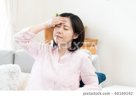 Middle women who are concerned about fever [Living] 68189192