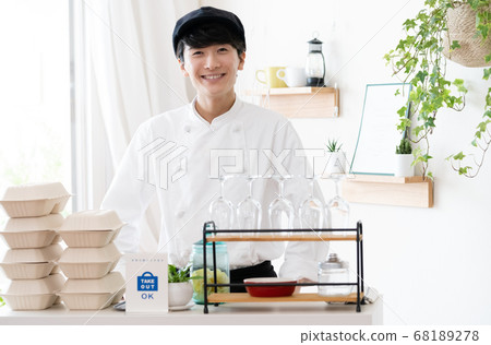 A man working as a cafe clerk [takeout] 68189278