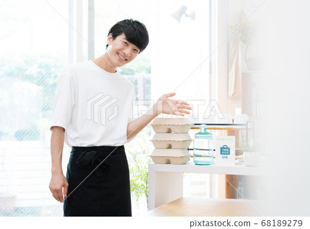 A man working as a cafe clerk [takeout] 68189279