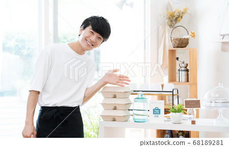A man working as a cafe clerk [takeout] 68189281