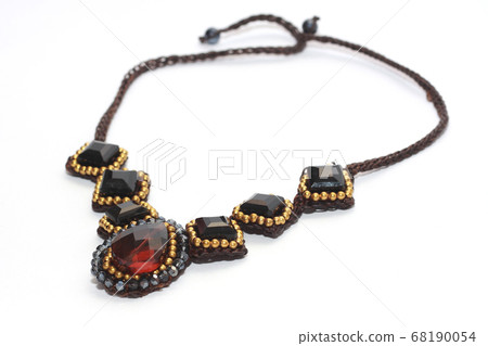 Luxury vintage style black crystal necklace isolated on white background.Personal fashion accessory design. selective focus Luxury vintage style black crystal necklace isolated on white background.Personal fashion accessory design. selective focus 68190054