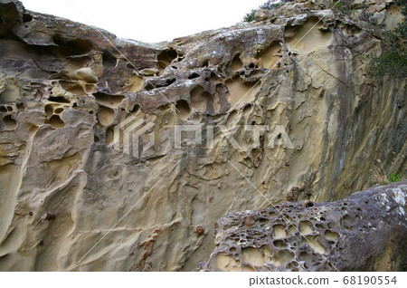 岩石歪斜的岩石 68190554