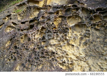 岩石歪斜的岩石 68190555