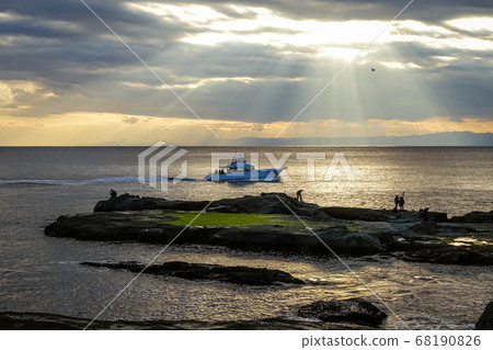 江之島浦磯日落時的大海和天空 江之島浦磯日落時的大海和天空 68190826