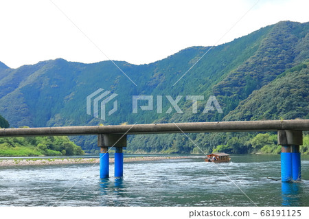 [Kochi Prefecture] Sada settlement bridge and houseboat in midsummer 68191125