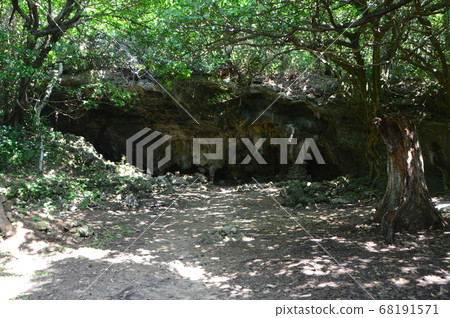 Jane Gama (Jane Cave) (Yabuchi Island / Uruma City, Okinawa Prefecture) Jane Gama (Jane Cave) (Yabuchi Island / Uruma City, Okinawa Prefecture) 68191571